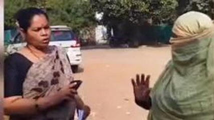 शिवपुरी :नसबंदी शिविर में आंगनबाड़ी आशा कार्यकर्ता और सहायिका के बीच हुई झड़प,देखें वीडियो