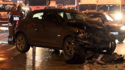 BAYRAMPAŞA TEM BAĞLANTI YOLUNDA AYNI NOKTADA 2 ZİNCİRLEME KAZA: 2 YARALI
