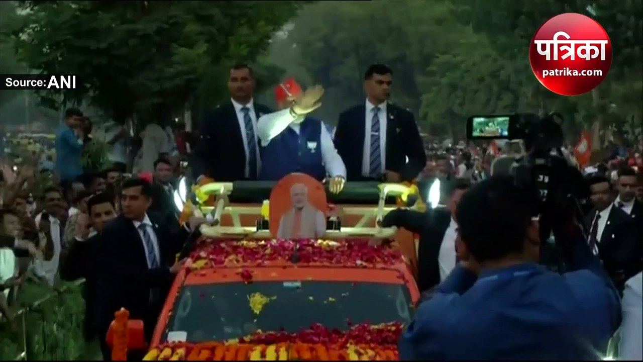 गुजरात के अहमदाबाद में PM मोदी के रोड शो के दौर...