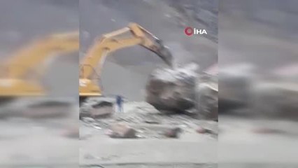 Dev kayalar yeni yerleşim yerindeki evlerin üzerine düştü