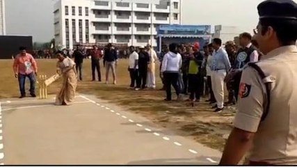 ঝাড়গ্রাম: পুলিশ সুপারের বল! ব্যাট ঘোরালেন মন্ত্রী!