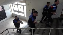 Polis, öğrencilere kitap dağıtıp voleybol oynadı