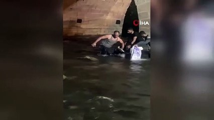 Nehirde sular çekildi, dev yayın balıklarını elleriyle yakaladılar