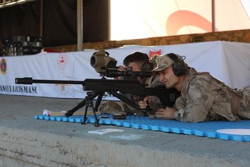 Jandarmanın keskin nişancıları, milli tüfekle hünerlerini sergiledi