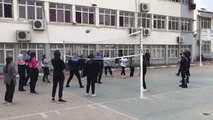 Polis, öğrencilerle voleybol oynadı ve kitap okudu