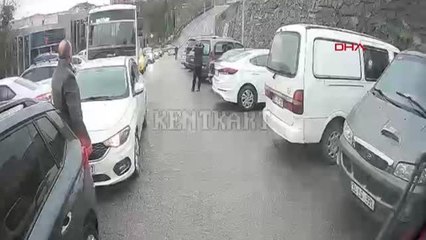 ARACINI YANLIŞ YERE PARK EDEN SÜRÜCÜ İLE TAKSİ SÜRÜCÜSÜNÜN KAVGASI KAMERADA