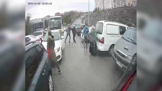 Taksici ile otomobil sürücüsünün yumruk yumruğa kavgası kamerada 