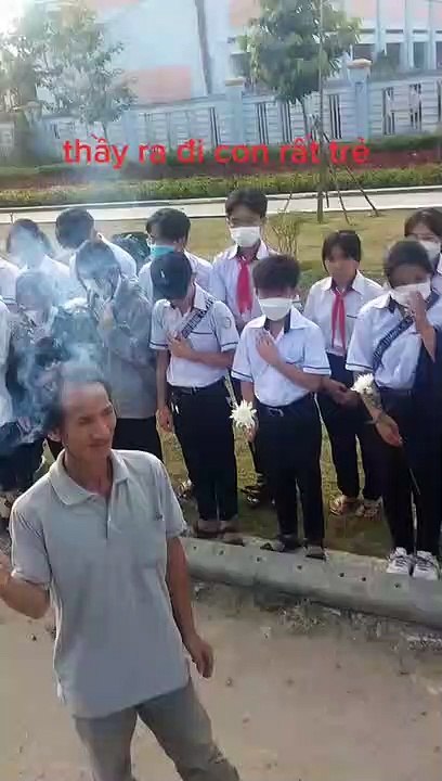 Thầy giáo trẻ được HS xếp hàng tiễn đưa lần cuối: Đủ mọi lứa tuổi hàng dài không thấy đuôi