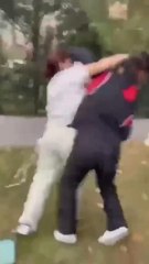 BEYLİKDÜZÜ'NDE İKİ GENÇ KIZ KAVGA ETTİ ARKADAŞLARI ÇEKİP PAYLAŞTI