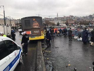 GALATA KÖPRÜSÜ ÜZERİNDE İETT OTOBÜSÜ KAZA YAPTI: 3 YARALI - 2