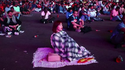 La afición española sigue el partido que lleva a la selección a octavos