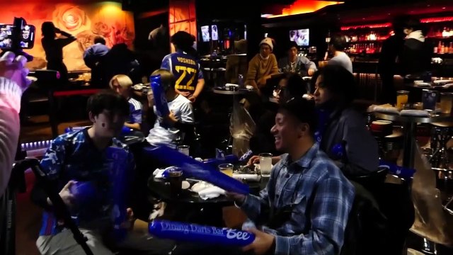 Aficionados japoneses celebran triunfo ante España