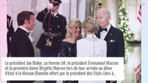 Brigitte Macron impériale en robe blanche échancrée, tellement complice avec Jill Biden aux Etats-Unis