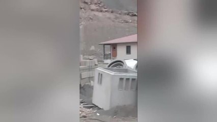 Yusufeli Barajı Nedeniyle Taşınmaya Hazırlanan Meşecik Köyünün Yeni Yerleşim Yerine Düşen Kayalar Konutlara Hasar Verdi