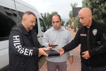 TEMİZLİK İŞÇİSİ, BULDUĞU İÇİNDE PARA VE CEP TELEFONU OLAN EL ÇANTASINI SAHİBİNE ULAŞTIRDI