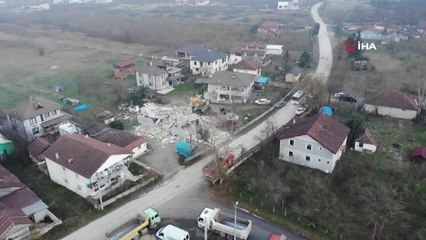 24 yıl önce inşa ettiği evinin yıkılışını izlerken duygu dolu anlar yaşadı