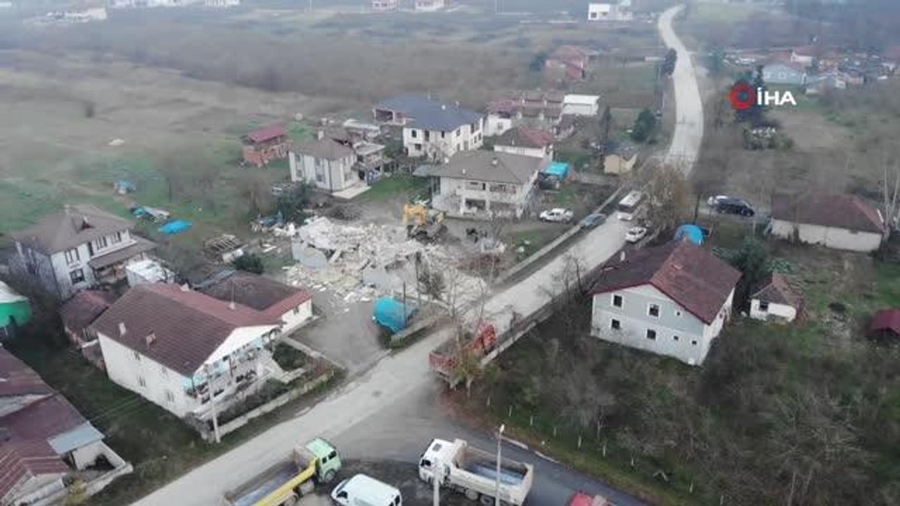 24 yıl önce inşa ettiği evinin yıkılışını izlerken duygu dolu anlar yaşadı