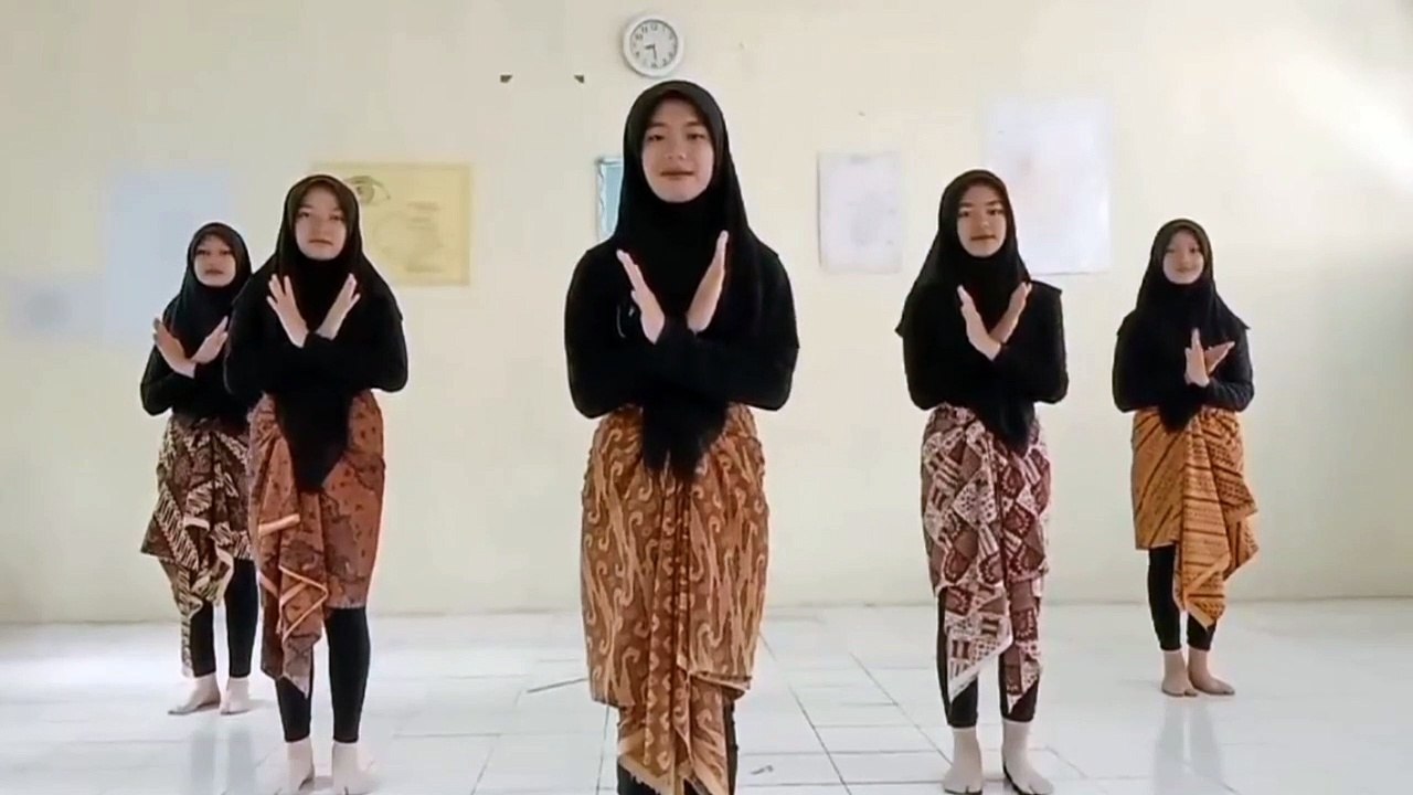 Tari Kreasi Manuk Dadali Siswi SMK