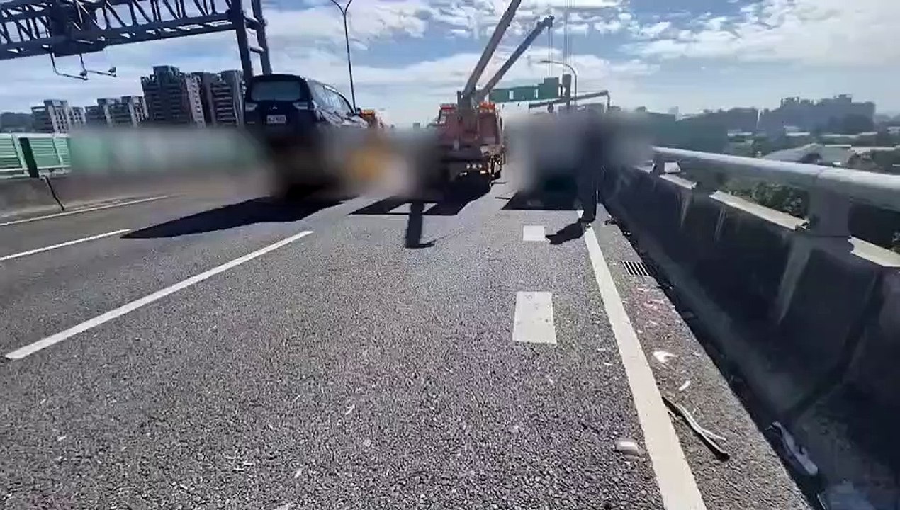 台74線太原交流道閘道傳出連環車禍　8車追撞1駕駛送醫