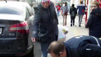 Mama parası biriktirmek için kaldırımda bekleyen kedi