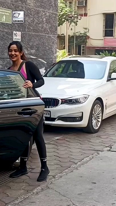 जिम के बाहर हॉट अंदाज में नेहा शर्मा ने जमकर कैमरा को पोज दिया