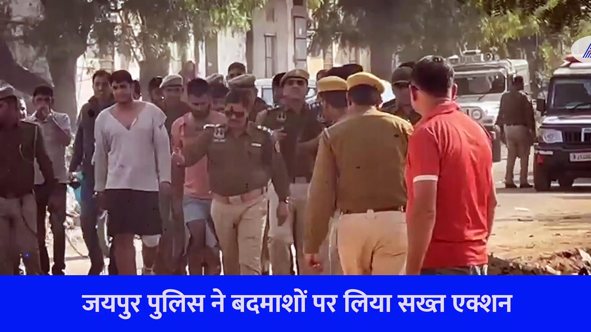 गैंगस्टर का पुलिस को धमकाना पड़ गया भारी, पीटते हुए बनाया भिखारी, नंगे पैर निकाल दिया जुलूस, देखे लाइव वीडियो