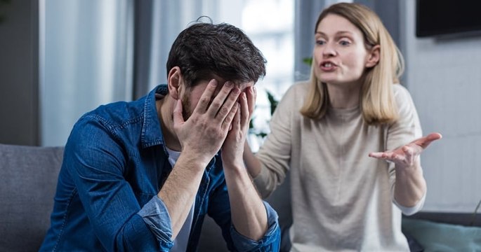 Humiliée par sa belle-mère, elle décide de quitter leurs vacances en famille et son mari réagit de la pire des façons