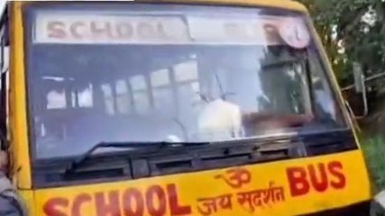 सीतामढ़ी: मेजरगंज में तेज रफ्तार स्कूल बस और कार की टक्कर