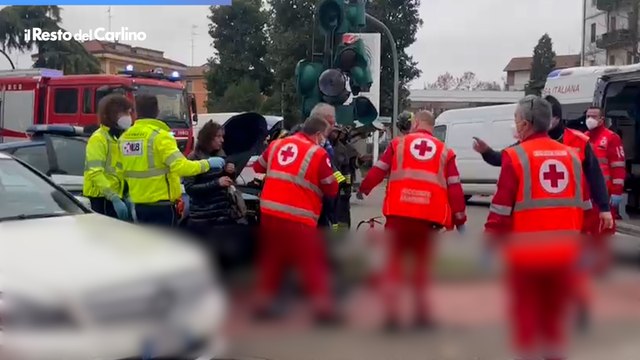 Auto della polizia si schianta durante un inseguimento a Reggio Emilia