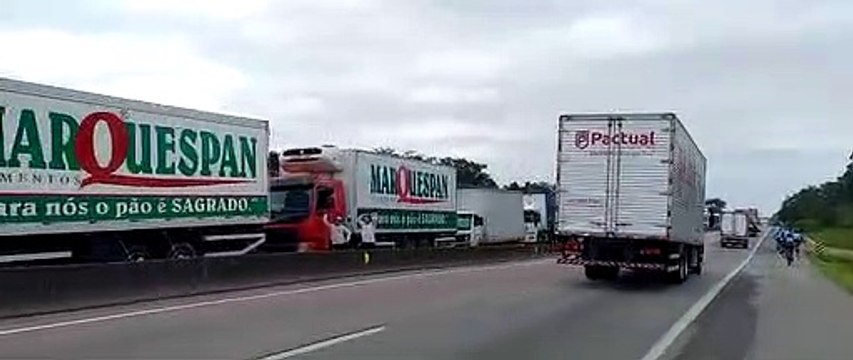 Rodovias federais em SC são bloqueadas devido às fortes chuvas