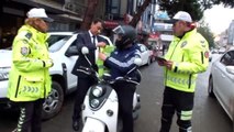 Balıkesir'de polis, motosikletleri ceza değil, yelek hediye etmek için durdurdu