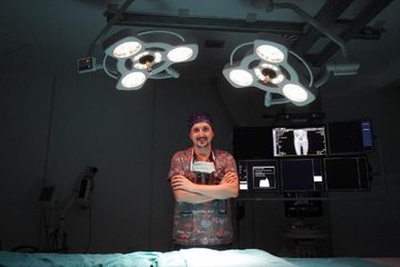 10 SAAT SÜREN AMELİYATTAN ÇIKAN DOKTORA HASTA YAKININDAN SALDIRI