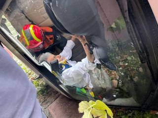 AVCILAR'DA BİNA BOŞLUĞUNA DÜŞEN OTOMOBİLİN SÜRÜCÜSÜ YARALANDI