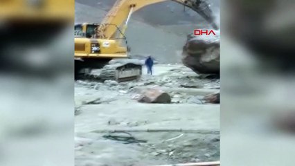 Yamaçtaki kontrollü patlamada kayalar sular altında kalmaması için taşınan köydeki evlere düştü