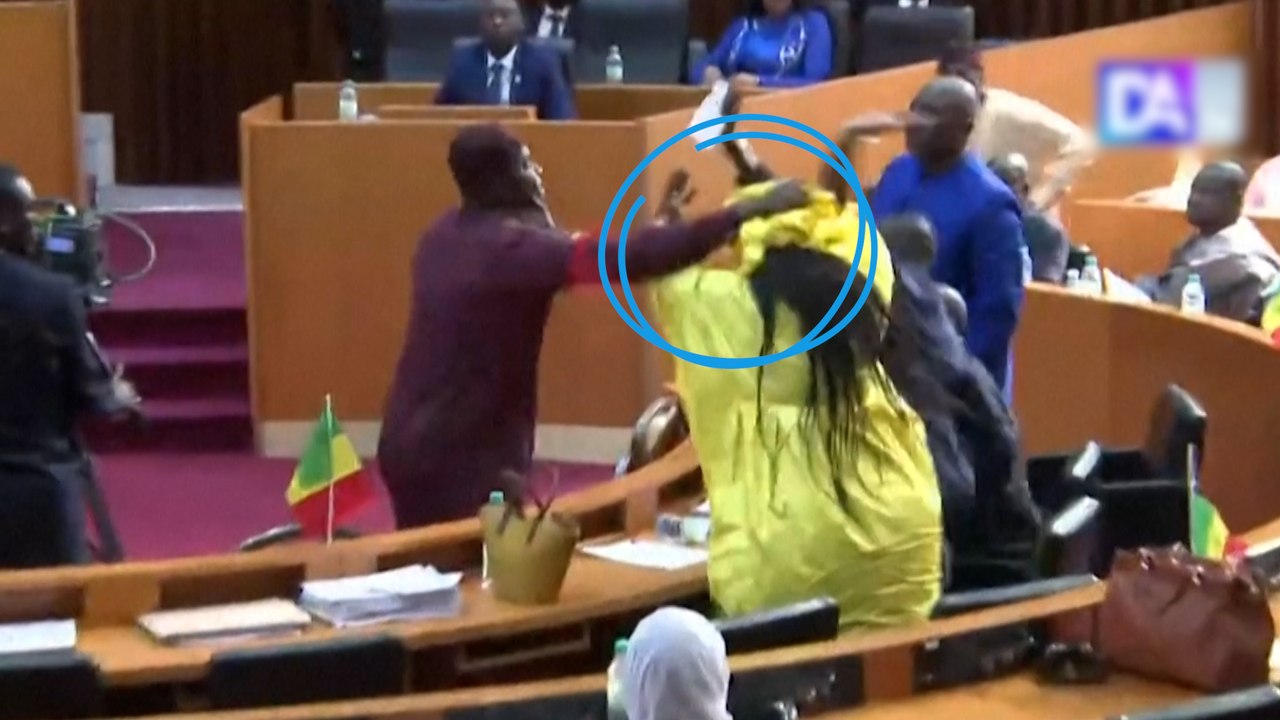 Gifle, coup de pied et jet de chaise... une violente bagarre éclate au parlement du Sénégal