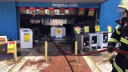 Incêndio é registrado na loja Maganize Luiza da Av. Washington Soares