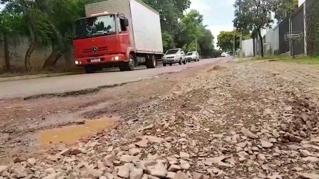 Buracos na rua? Na Rua Álamo há asfalto em meio a buraco