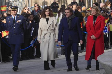 Vídeo | Almeida coloca una bandera gigante de España en el centro de Madrid