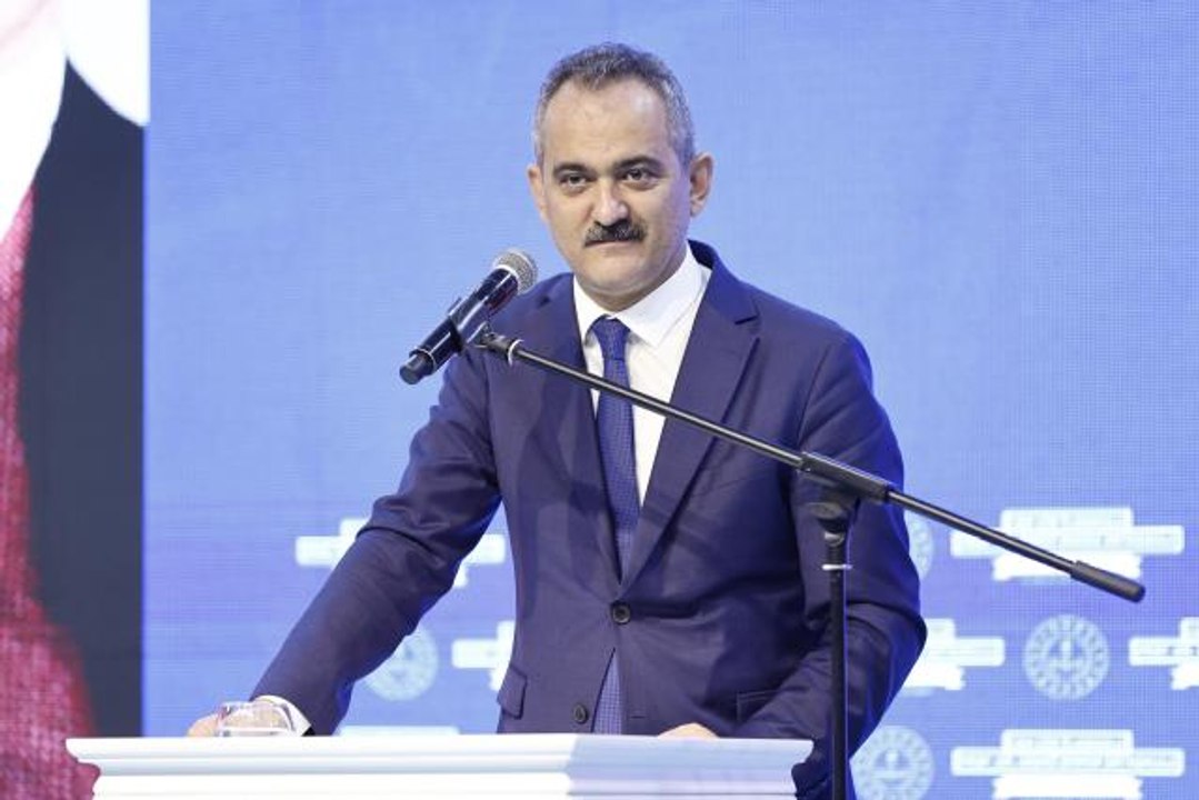 Milli Eğitim Bakanı Özer, okul açılışında konuştu