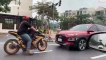 Un motard bloque un conducteur à contre-sens