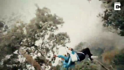 Un drone filme une femme qui dévale une tyrolienne à toute vitesse... incroyable