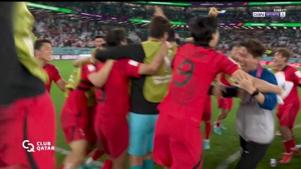 La Corée du Sud suit la fin de match de l'Uruguay et exulte dans le rond central !