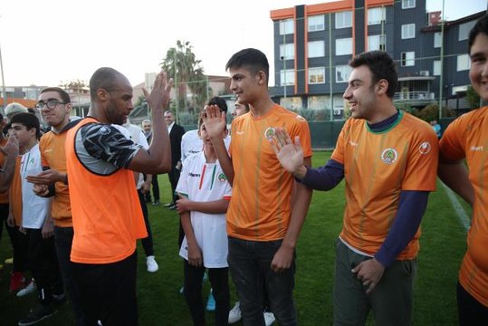 Alanyasporlu futbolcular özel çocuklarla futbol oynadı