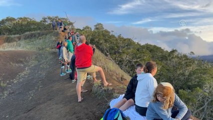 Visitors flock to Hawaii to watch Mauna Loa eruption