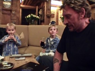 Exclu. Johnny par Laeticia : le rockeur chante "allumer le feu" avec des enfants