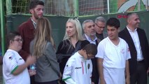 SPOR Alanyaspor futbolcuları özel öğrencilerle gösteri maçı yaptı