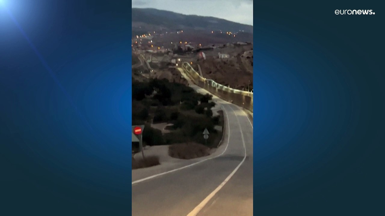 Un migrant franchit la frontière entre le Maroc et l'enclave espagnole de Melilla, en parapente