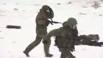 Belarus'da Rusya ile kurulan ortak askeri grup kapsamında askerler, yoğun savaş eğitimi almaya devam ediyor
