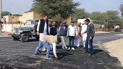 महज तीन माह पहले बनी सीसी रोड पर बिछा दी डामर की काली परत