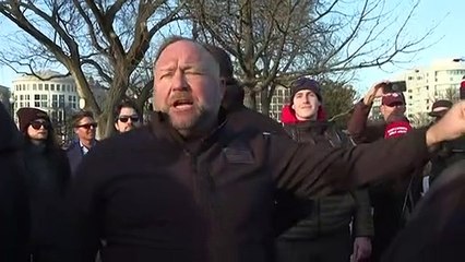 Condenado em US$ 1,5 bilhão, teórico da conspiração Alex Jones pede falência nos EUA